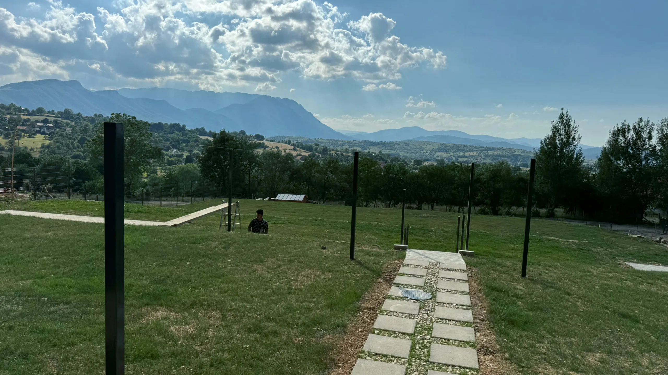 Priveliștea spre munți din fața cabanelor