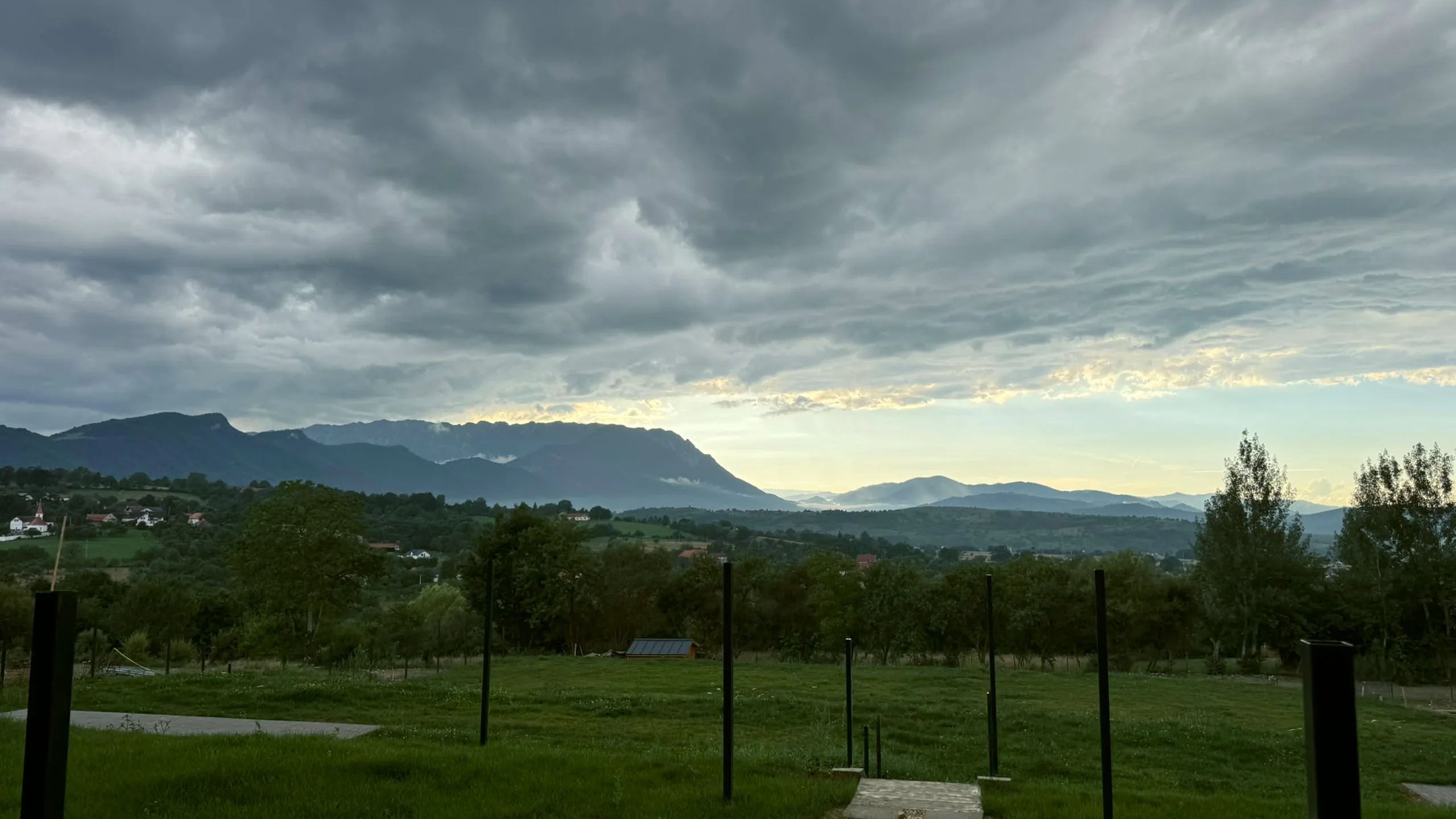 Cerul strângându-se peste creasta muntelui