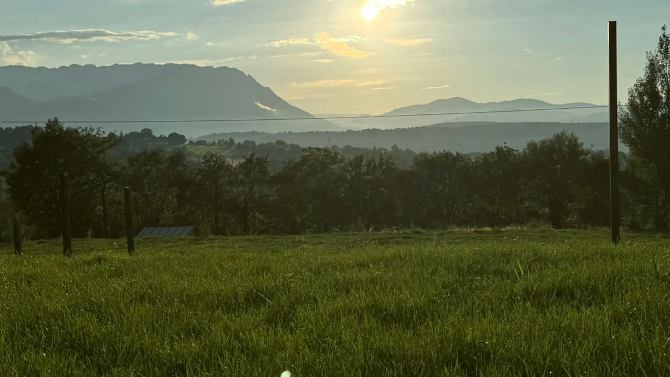 Apus peste creasta munților, văzut din poiana din fața cabanelor